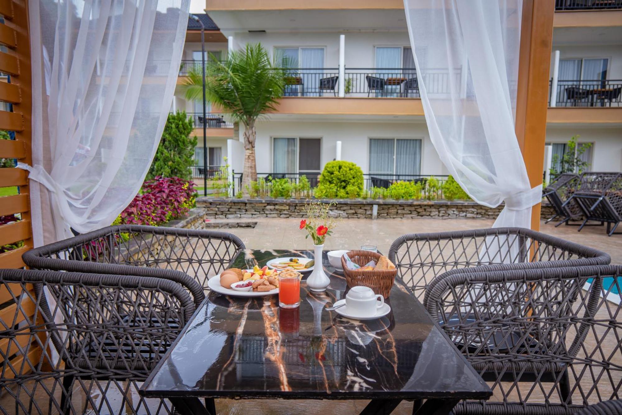 פוקהרה Majestic Lake Front Hotel & Suites מראה חיצוני תמונה