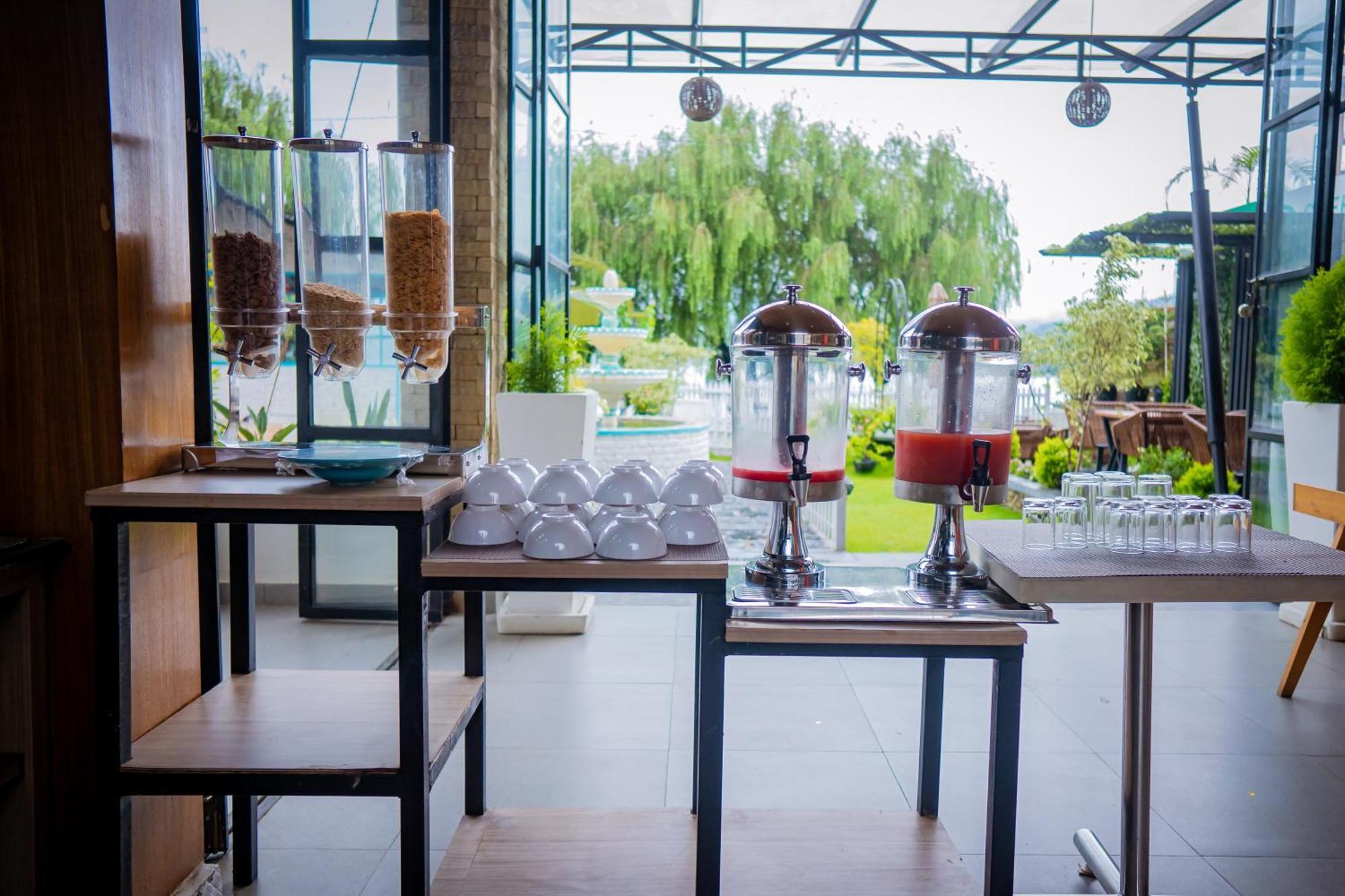 פוקהרה Majestic Lake Front Hotel & Suites מראה חיצוני תמונה