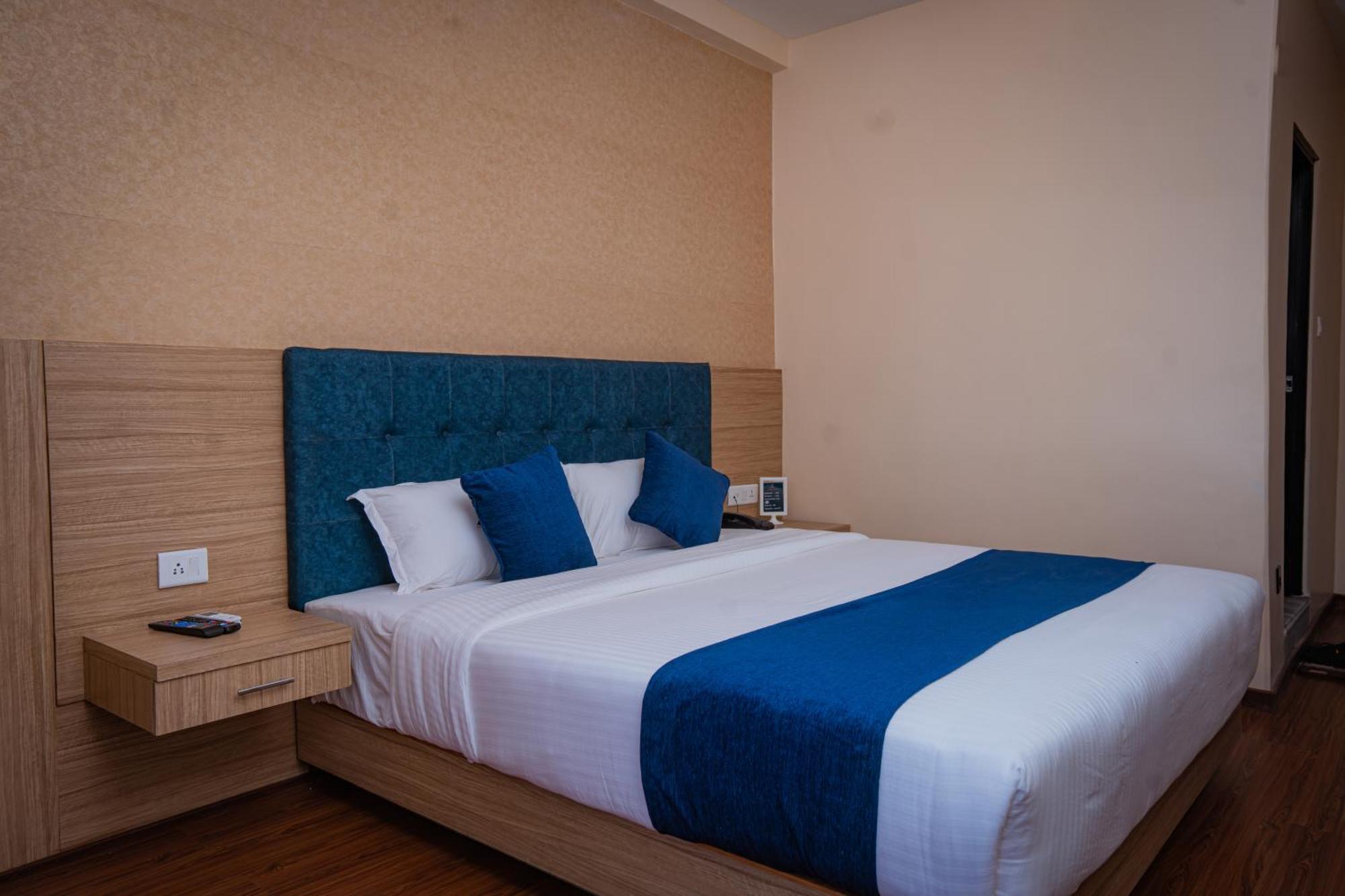 פוקהרה Majestic Lake Front Hotel & Suites מראה חיצוני תמונה