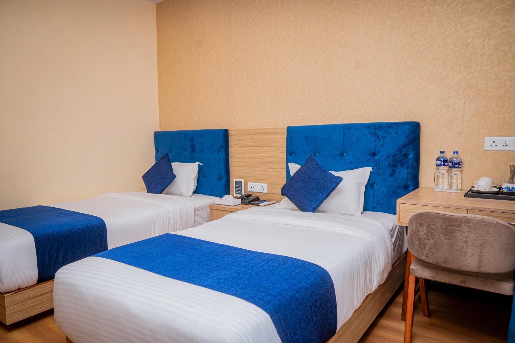 פוקהרה Majestic Lake Front Hotel & Suites מראה חיצוני תמונה
