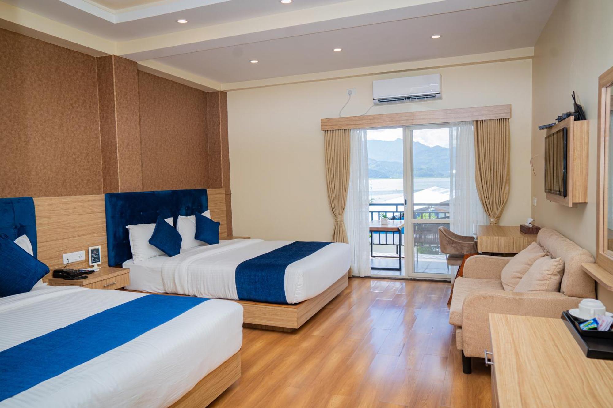 פוקהרה Majestic Lake Front Hotel & Suites מראה חיצוני תמונה