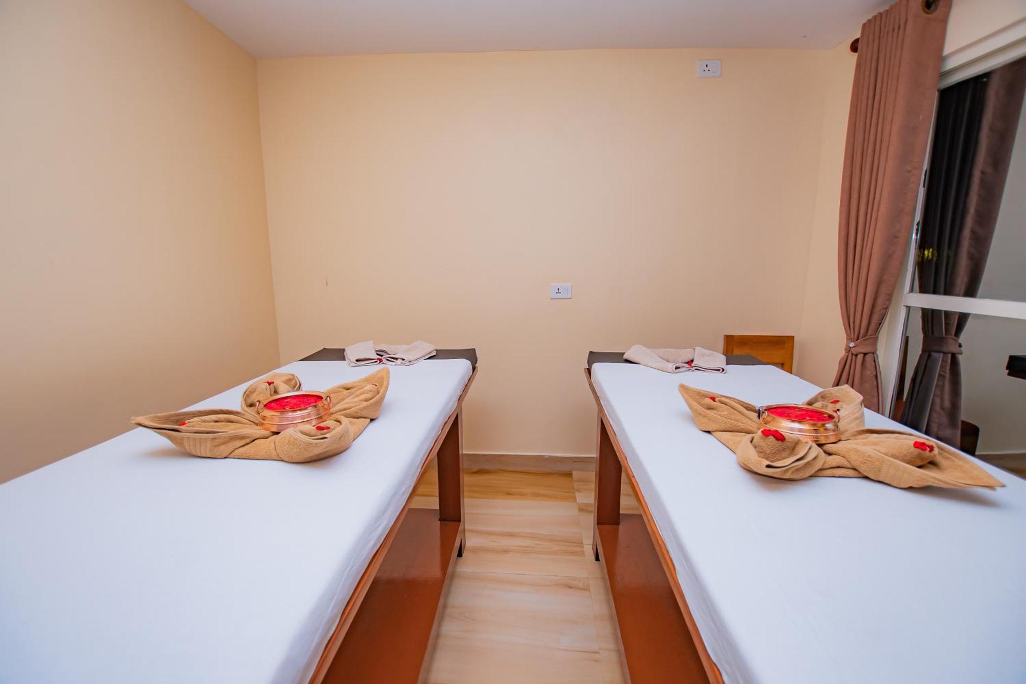 פוקהרה Majestic Lake Front Hotel & Suites מראה חיצוני תמונה